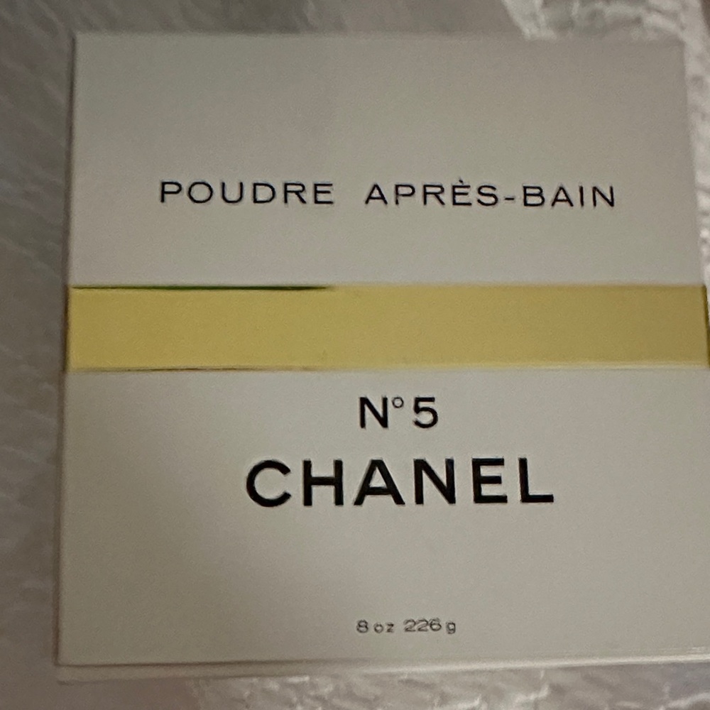 CHANEL N°5 Poudre Après-Bain in White and Gold